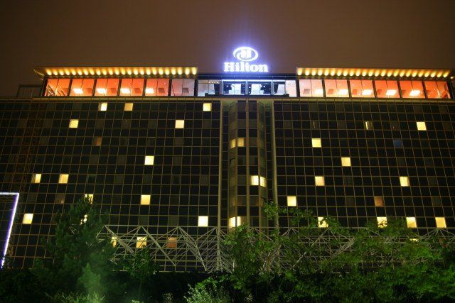 Hotel Hilton, Praha – farebná grafická iluminácia interiéru - Obrázok 1
