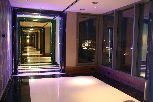 Hotel Hilton, Praha – farebná grafická iluminácia interiéru - Obrázok 2