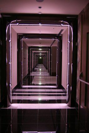 Hotel Hilton, Praha – farebná grafická iluminácia interiéru - Obrázok 4